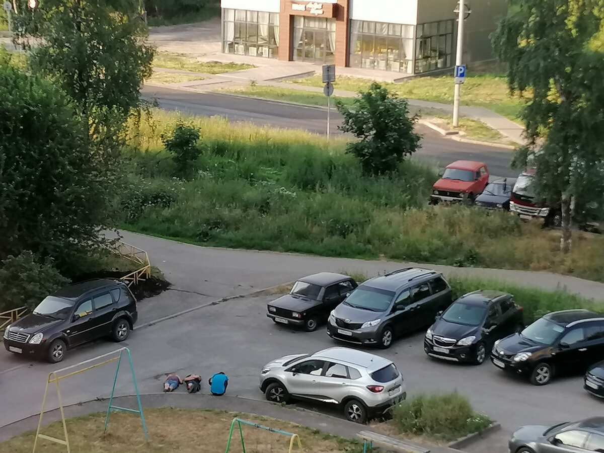 Трое пьяных упырей, прооравших всю ночь во дворе, отдыхают на асфальте в 6 утра.