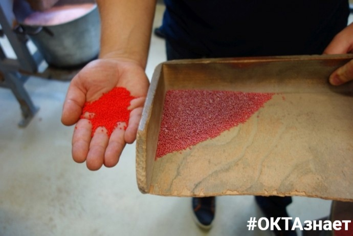 В руке бисер без покрытия, а в деревянном лотке уже с покрытием