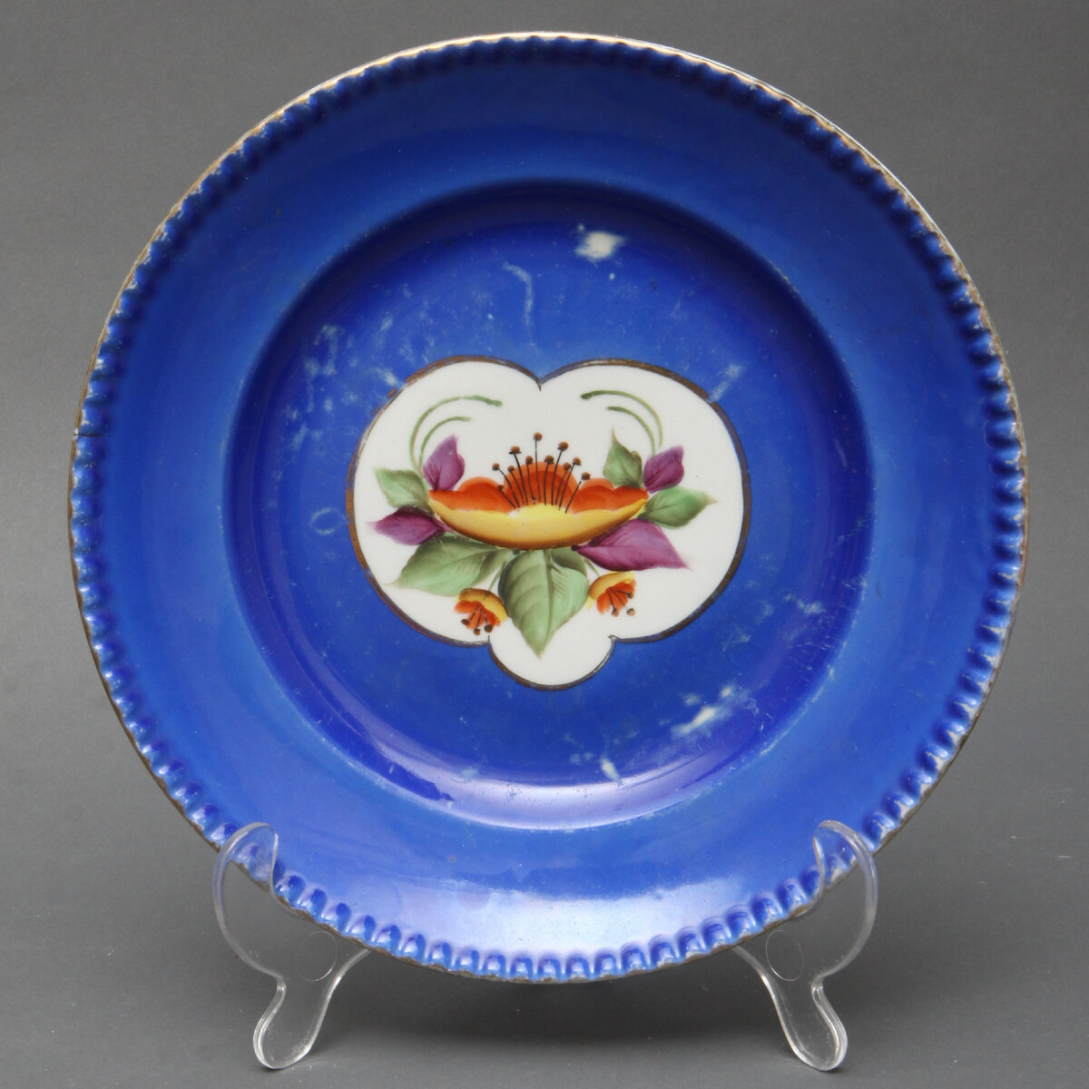 Сухарница. 1926–1930. Дулёво. Диаметр 23,3 см. Государственный музей керамики в Кусково / ФР 15430. Госкаталог: 32920563. Источник: goskatalog.ru