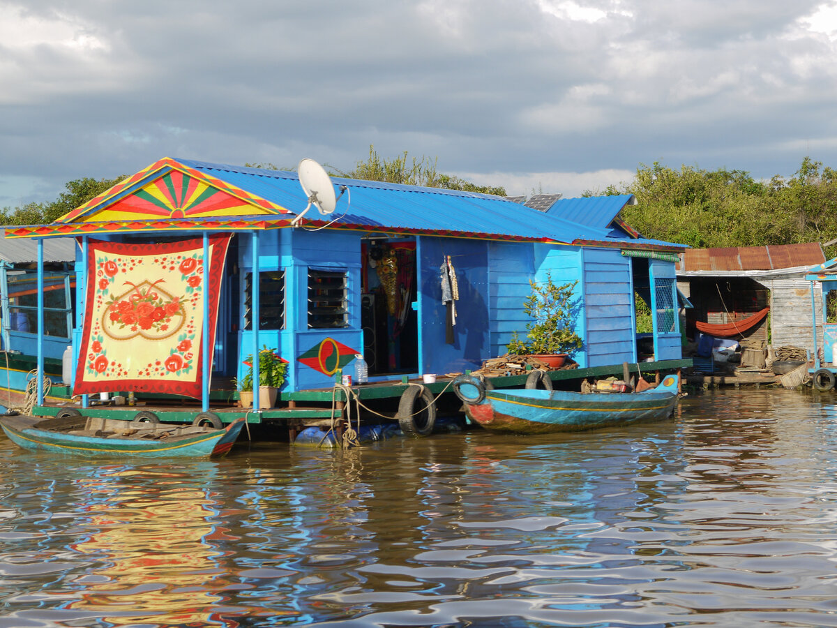 Одна из плавучих деревень на озере Тонлесап.