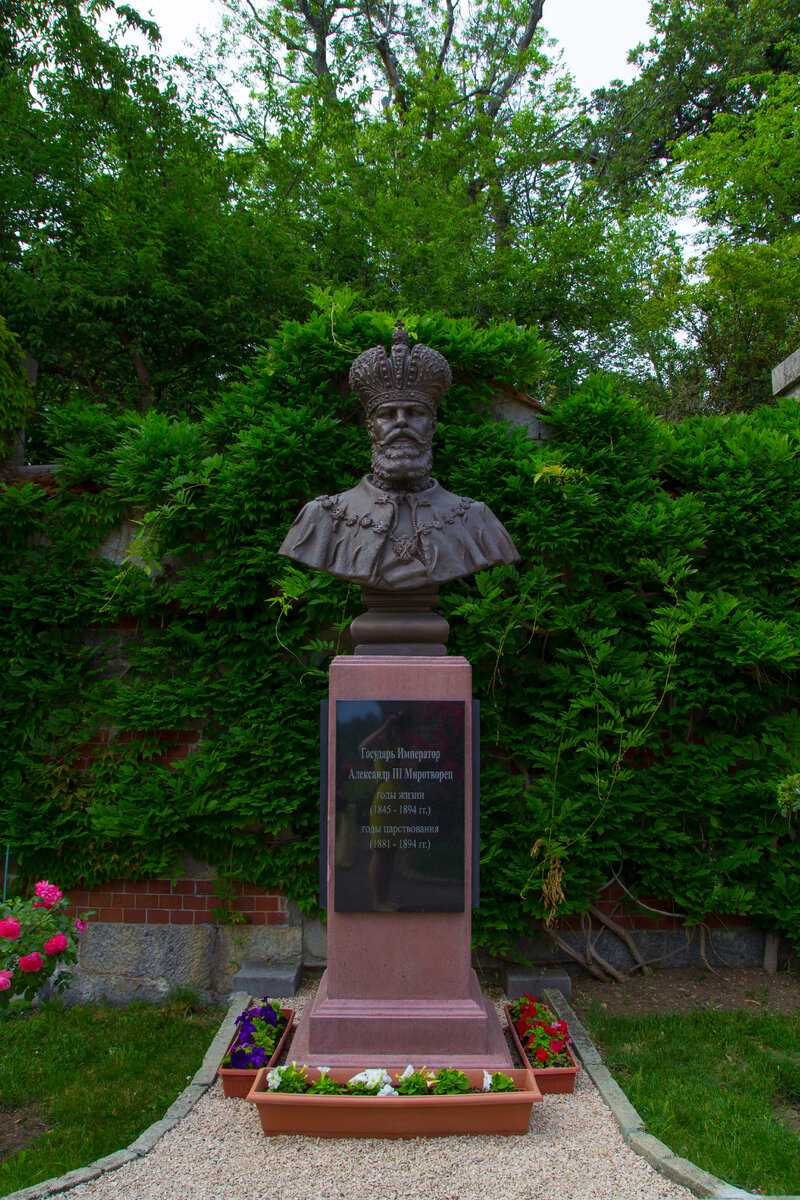 бюст в окружении вьюнов