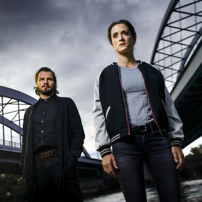 Быстрее страха 2022 актеры. Быстрее страха сериал кадры. Сериалы нетфликс 2022. Быстрее страха. Быстрее страха (2022) постер.