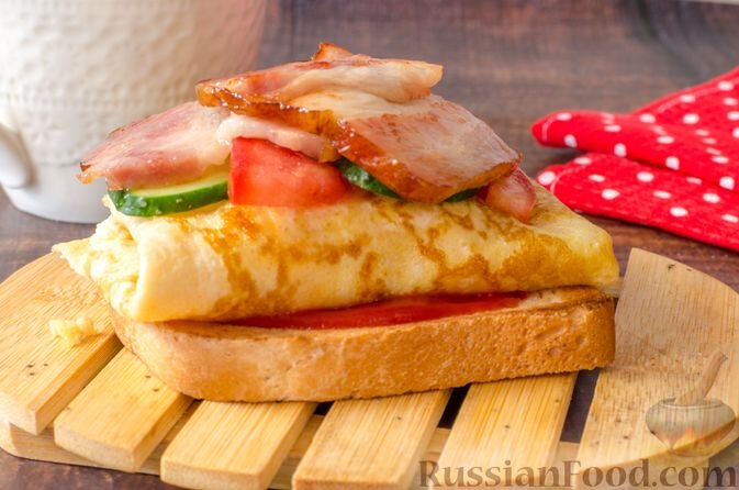 хлеб для тостов, яйца, сыр плавленый, грудинка копченая, помидоры, огурцы свежие, молоко, кетчуп, паприка молотая, соль