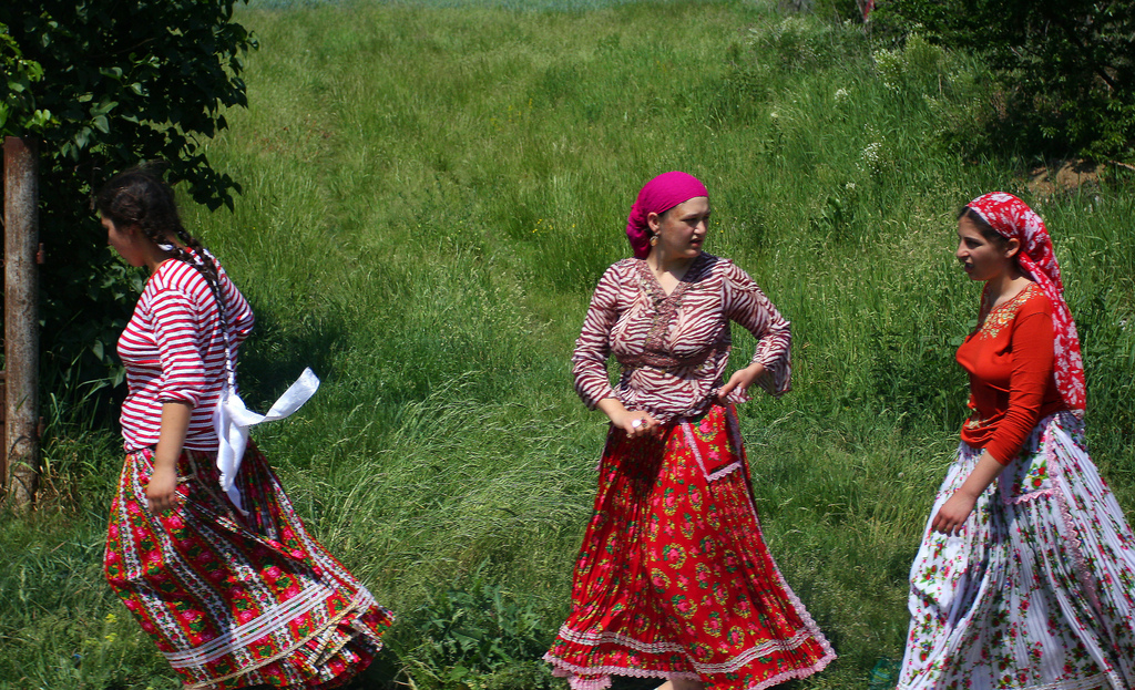 Шли цыганки по дороге...