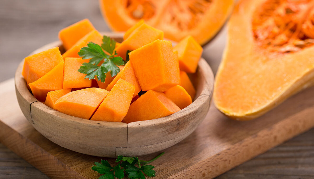 Нарезка тыквы перед приготовлением.