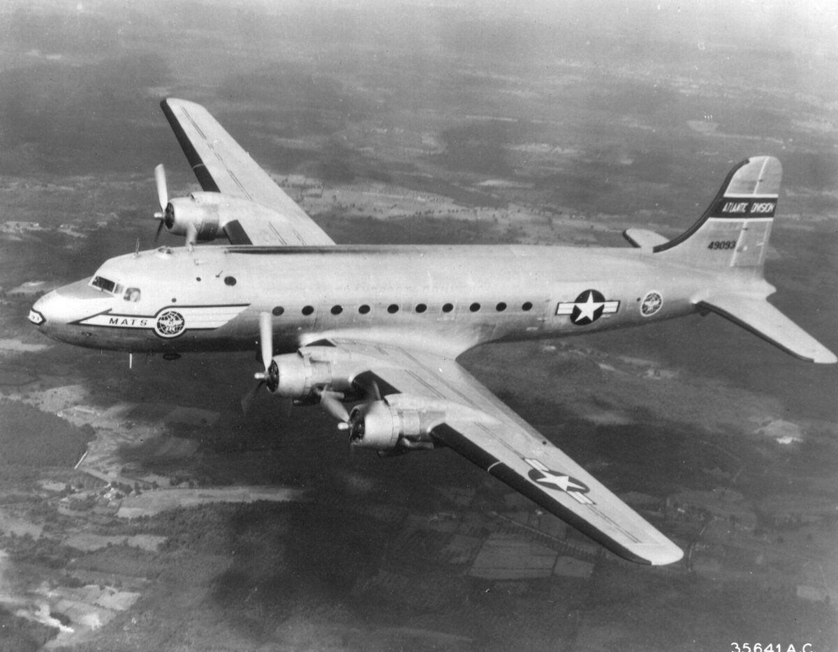 Douglas C-54 Skymaster военно-воздушной транспортной службы Министерства обороны в полёте. Фото: Public domain // USAF