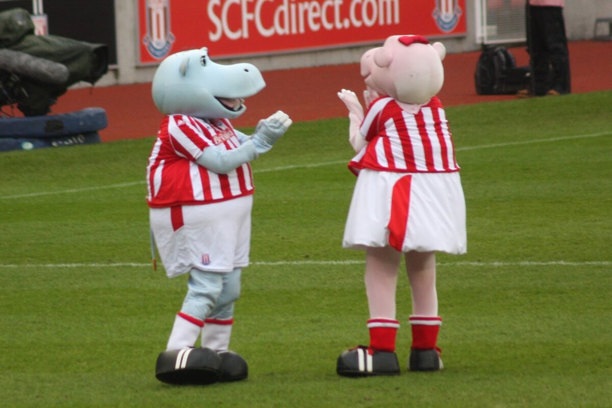 Источник: https://upload.wikimedia.org/wikipedia/commons/8/8e/Stoke_City_mascots.jpg