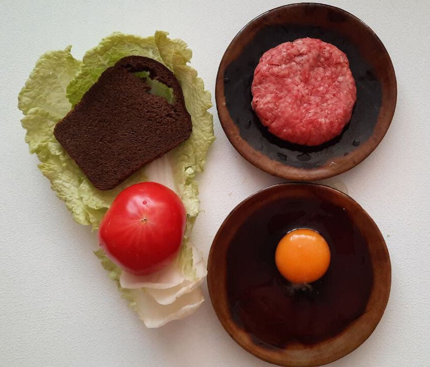 Мясо, яйца, хлеб и овощи - получается сытный бургер