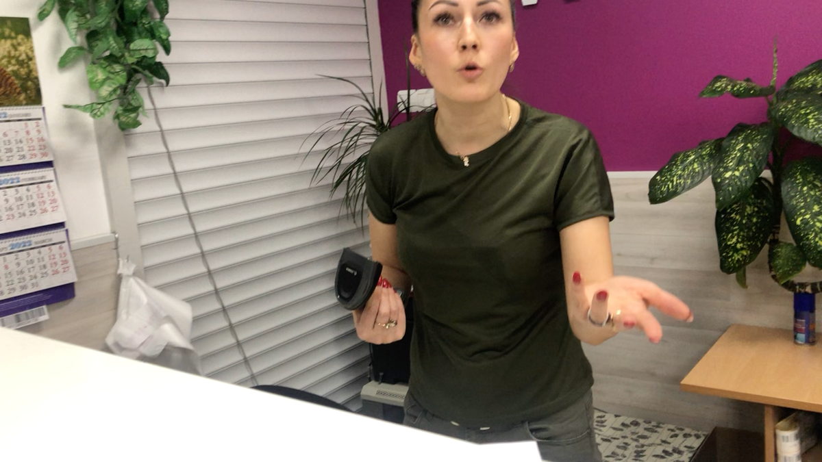 Очень неприятное получилось общение, сотрудник без маски и без бейджа. Не представилась и даже не дала ручку.