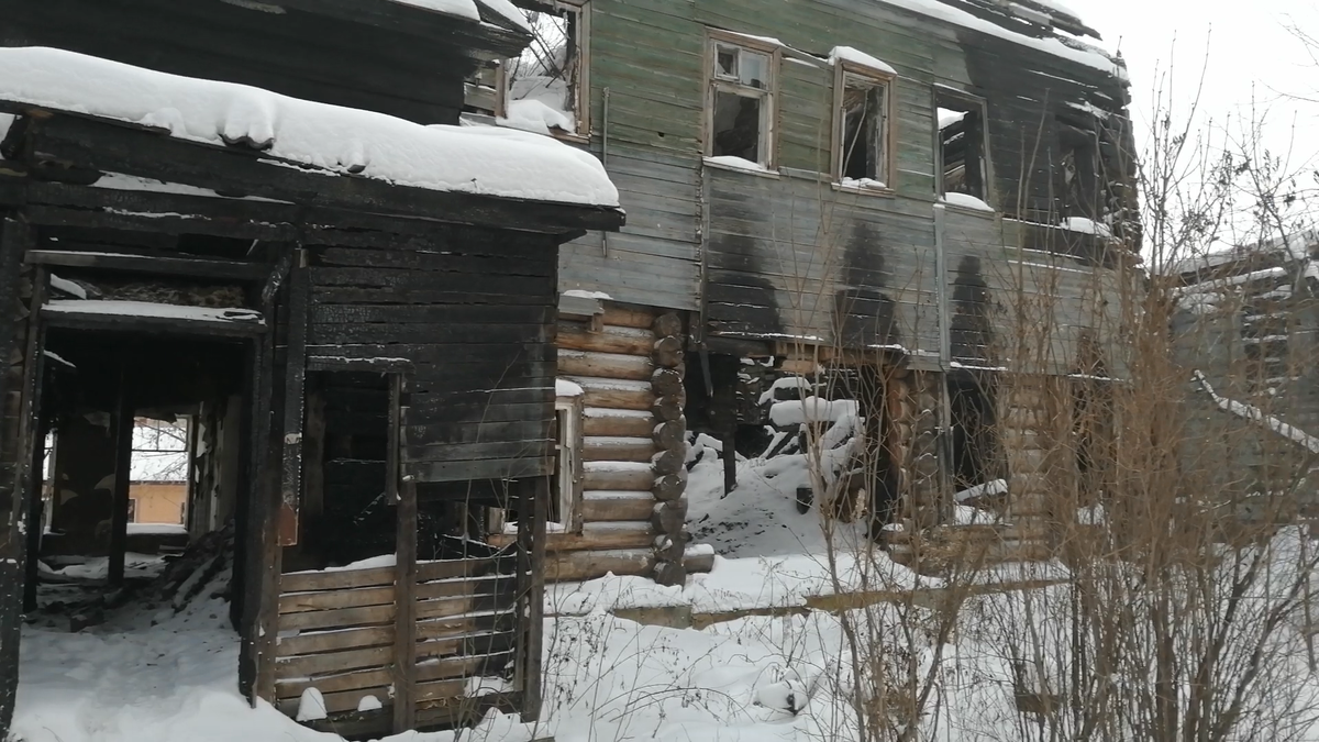 На данной фотографии видно, что пожар начался с пристроя дома. Дом был жилым.