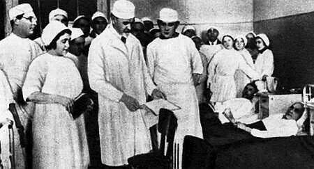 С.И. Спасокукоцкий. Во время осмотра больных. В свободном доступе. Источник: яндекс-картинки.