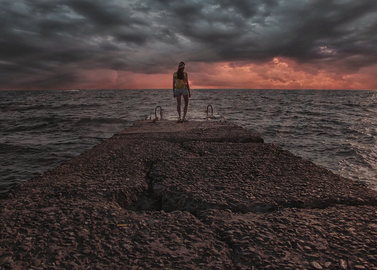 Фотография, сделанная в 2018 году, город Адлер. Закат перед грозой.