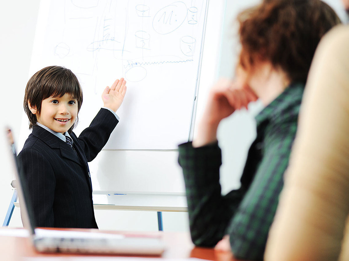 подростковый возраст. ребенок у доски. какие дети становятся успешными. школьник бизнесмен. ребенок бизнесмен.