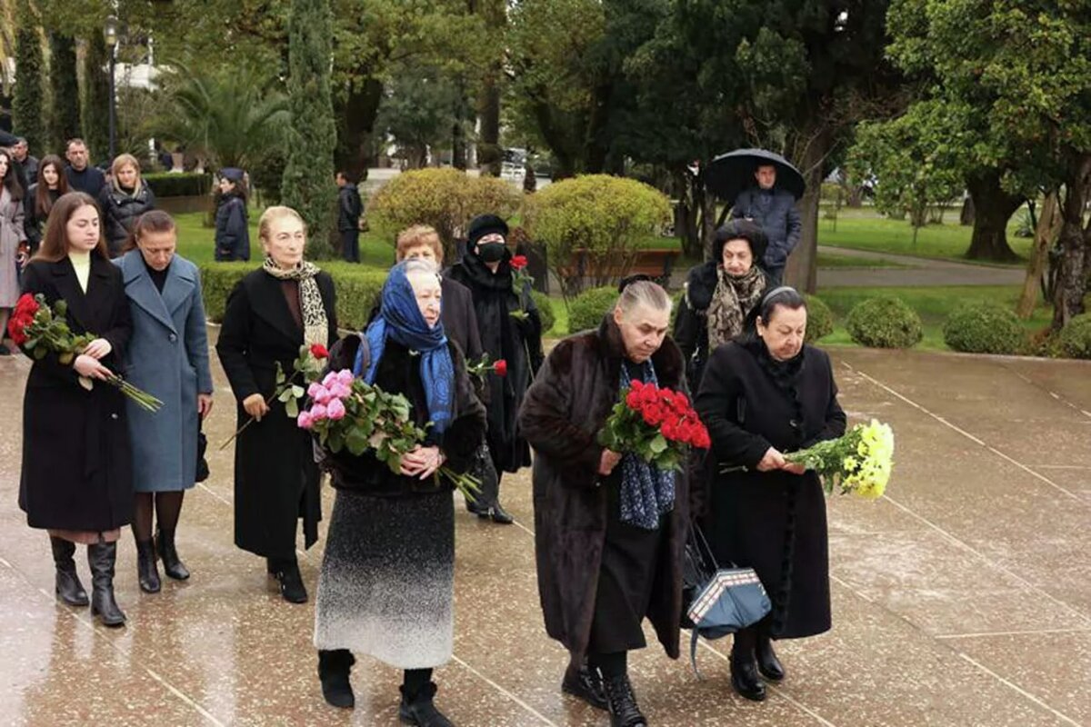 Возложение цветов в парке Славы © Sputnik / пресс-служба Администрации президента Республики Абхазия