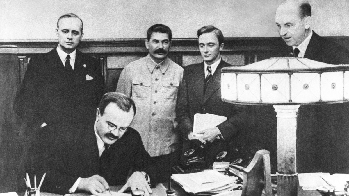 Подписание "пакта Молотова-Риббентропа".