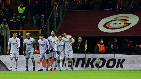    Игроки "Барселоны"© REUTERS / UMIT BEKTAS