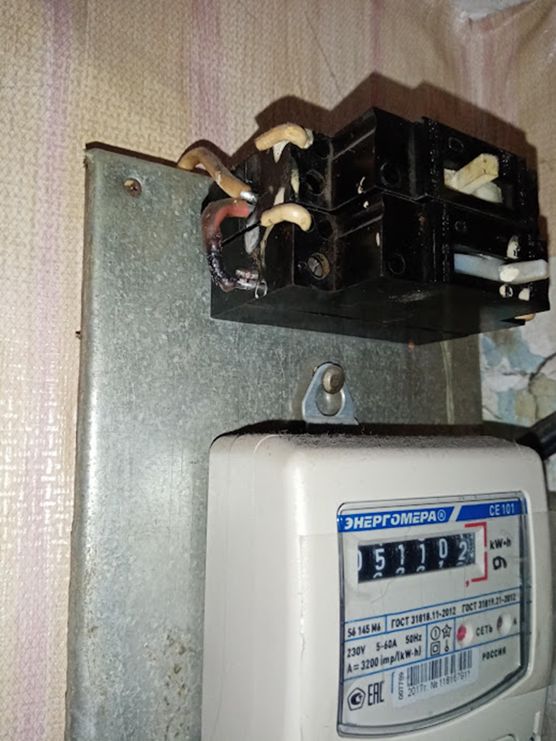 Перемычка из проволоки соединяет контакты автоматов слева