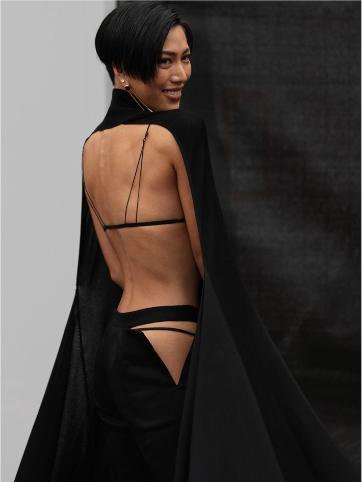 Открытая спина и вырезы на бедрах