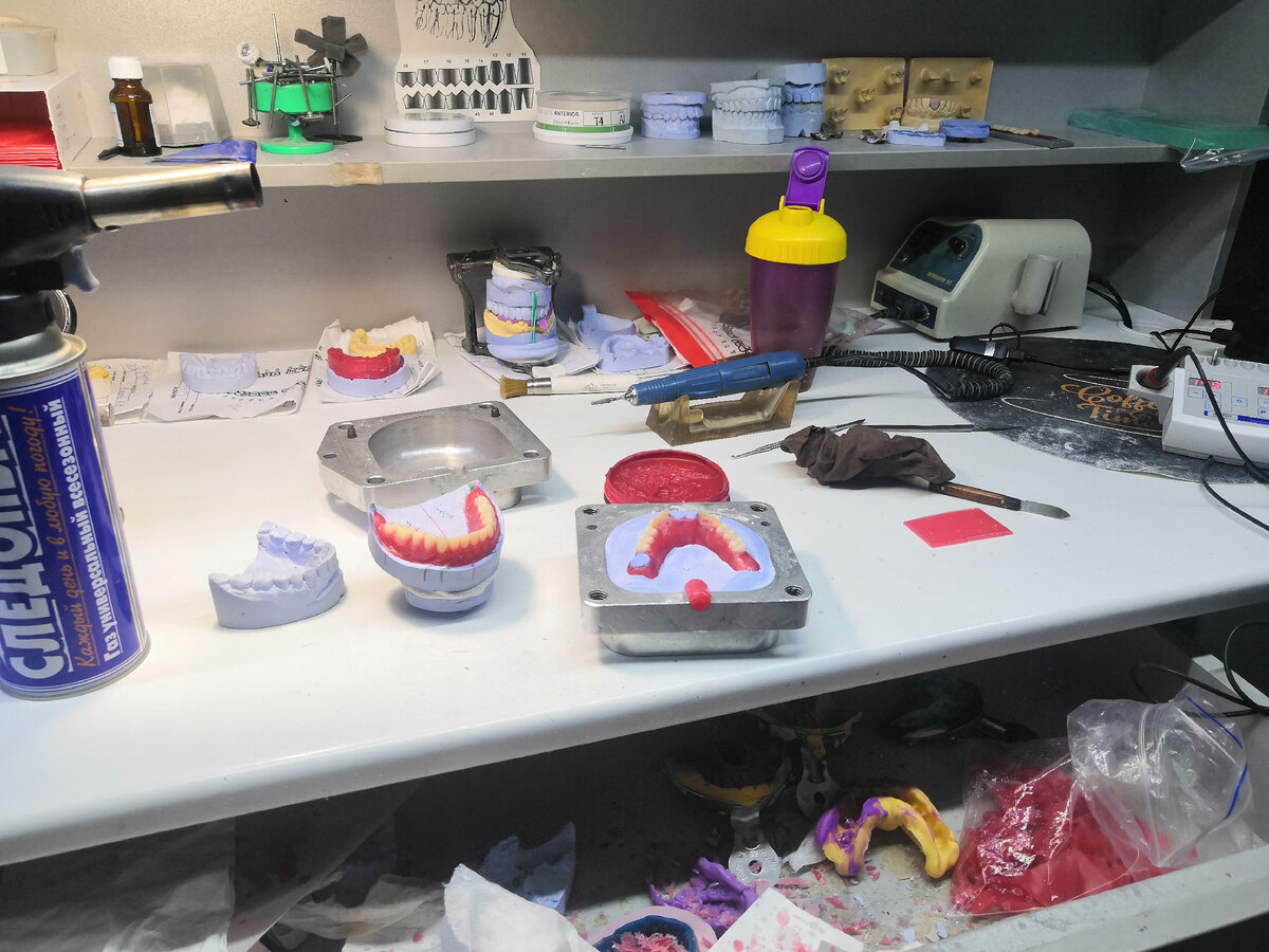 Рисунок 1. Рабочее место зубного техника примерно выглядит так. 