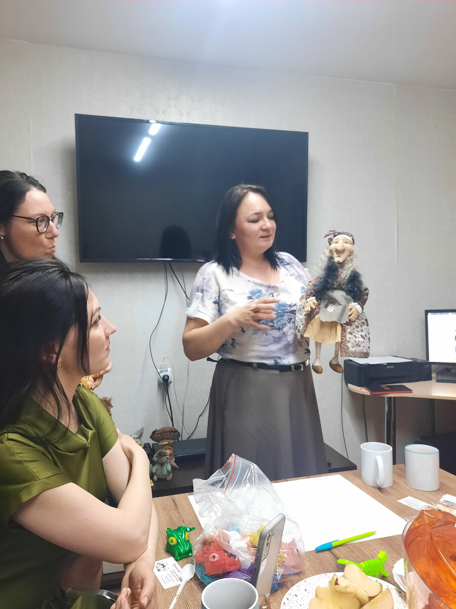 У нас на нетворкинге представляют мастера кукол - Эту чудесную Бабушку Ягу - помощницу по дому  приобрели сразу тут же.