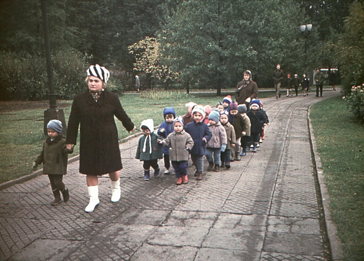 Дедушку в садик водила. Советские дети в садике. Советские дети в саду на прогулке. Советские дети на прогулке. Детский сад на прогулке СССР.