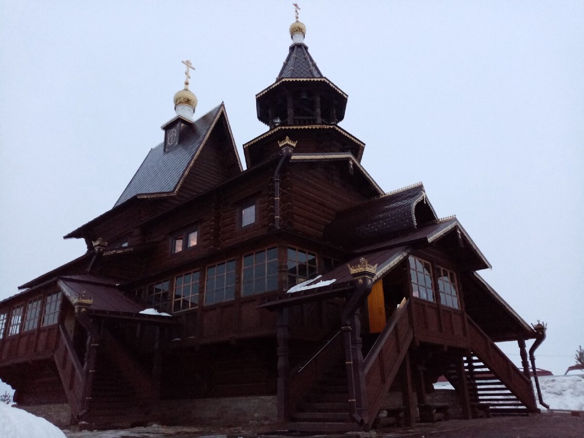 Храм святых апостолов Петра и Павла в Карпогорах
