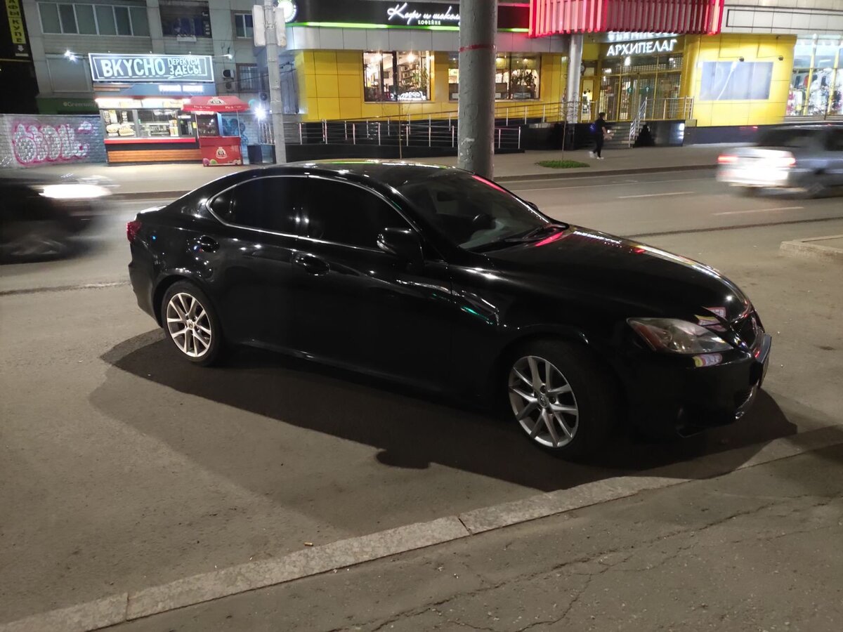 Маневрирование ночью в глухой тонировке под лезгинку, пропущенную через дюжину динамиков аудиосистемы Mark Levinson требует определенных навыков