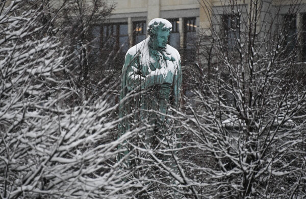 Памятник А. С. Пушкину на Пушкинской площади в Москве во время снегопада