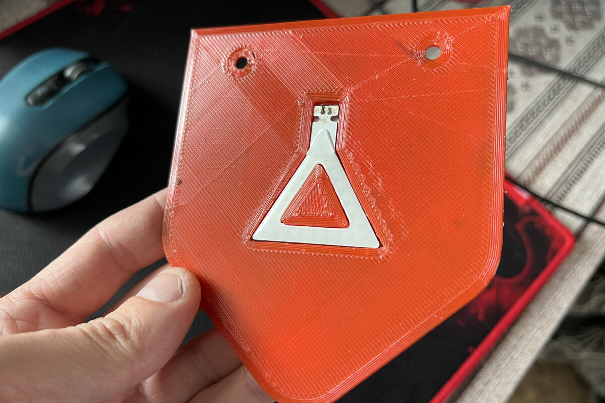 Распечатал брызговик с вырезом под треугольник.