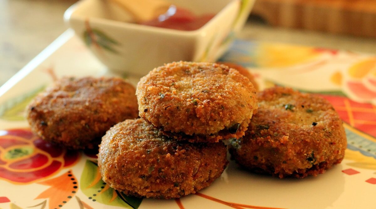 Котлеты из чечевицы хорошо подать с соусом из йогурта и мяты. 