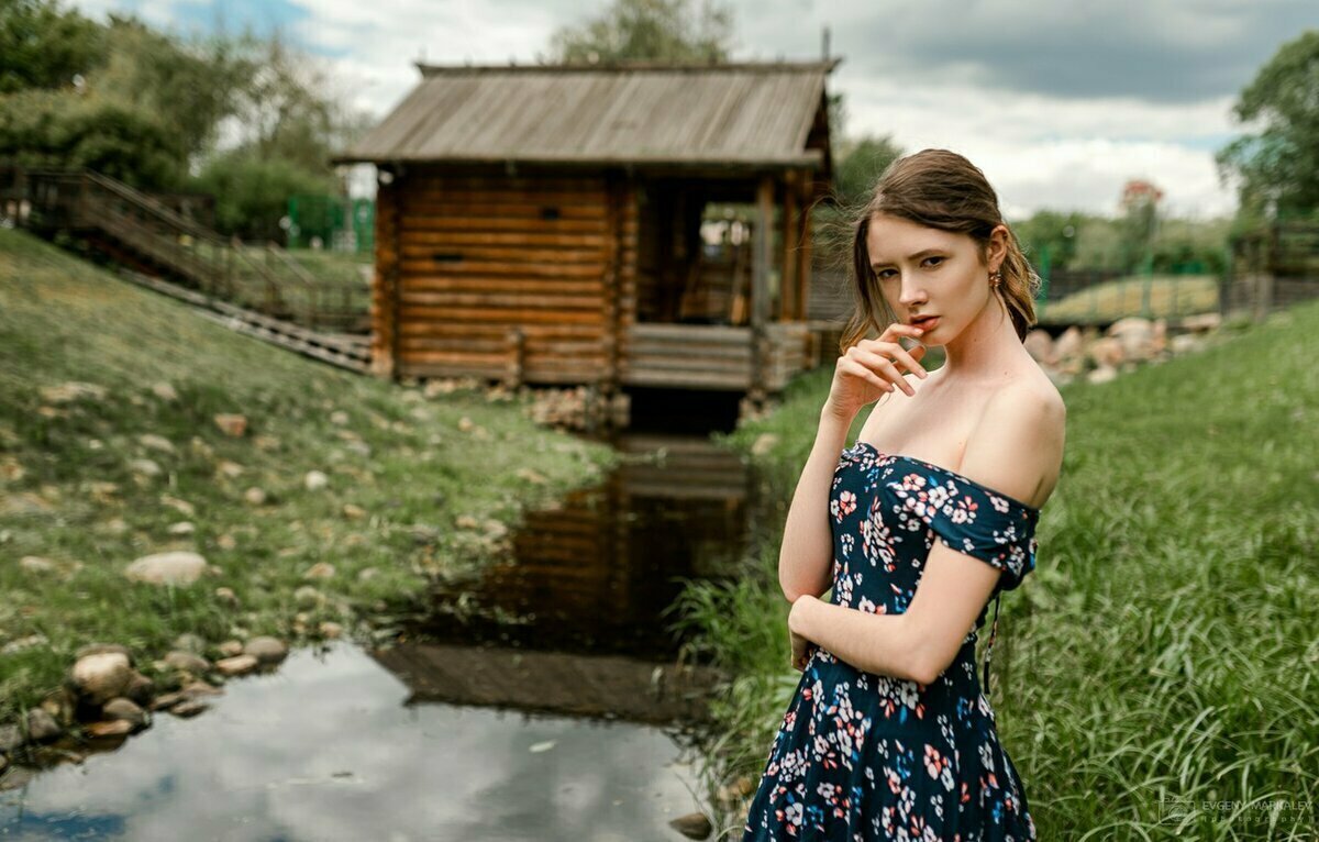 фото девушек в деревне в платьях