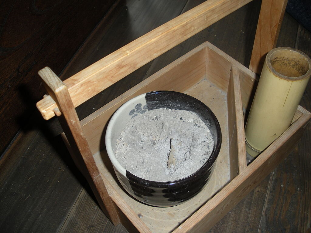 By Takunawan - Own work, Public Domain, https://commons.wikimedia.org/w/index.php?curid=10277433. Табакобон-традиционные японские пепельницы. Япония, 2010