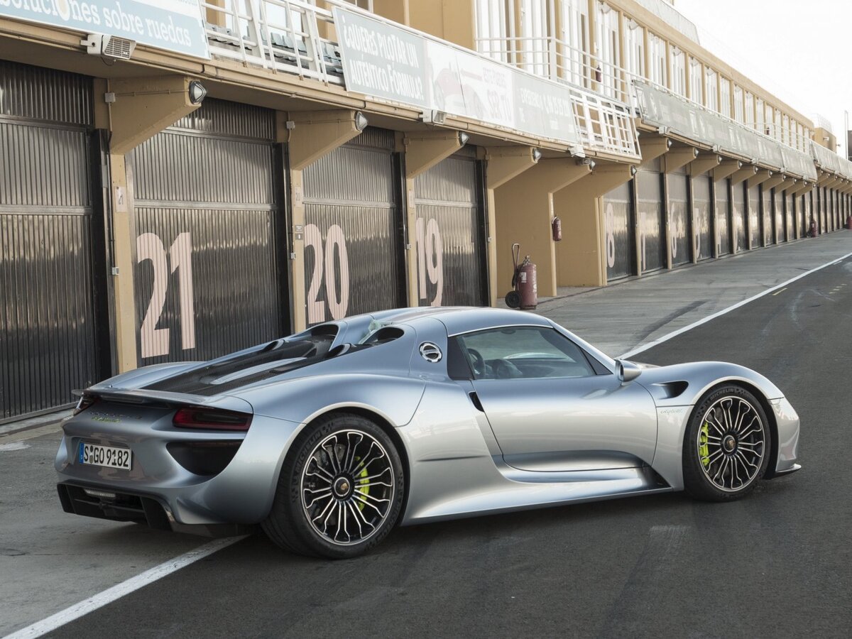 Машина Порше 918 Спайдер