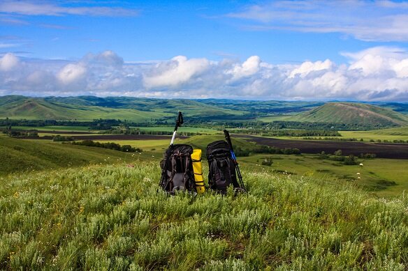 Рюкзаки на старте. Тяжелые и неподъемные. Фото из архива Александра Тикка и Ренаты Химидуллиной