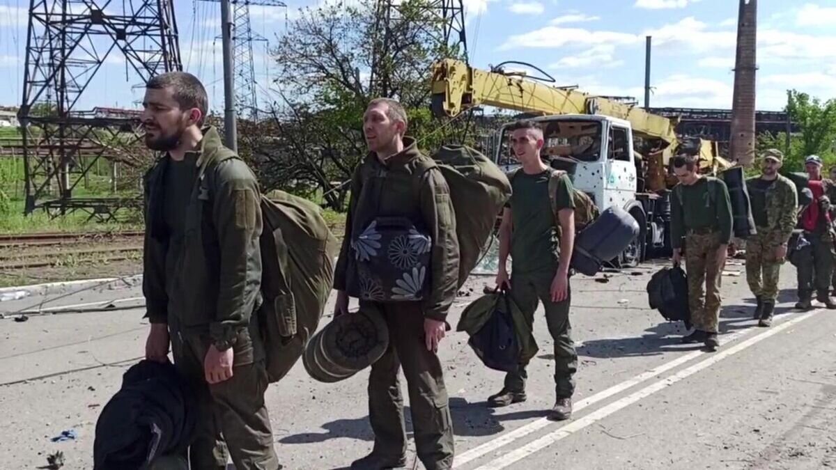    Сдавшиеся в плен украинские военнослужащие и боевики националистического батальона "Азов" на территории комбината "Азовсталь" в Мариуполе. Стоп-кадр видео© РИА Новости / Пресс-служба Минобороны России