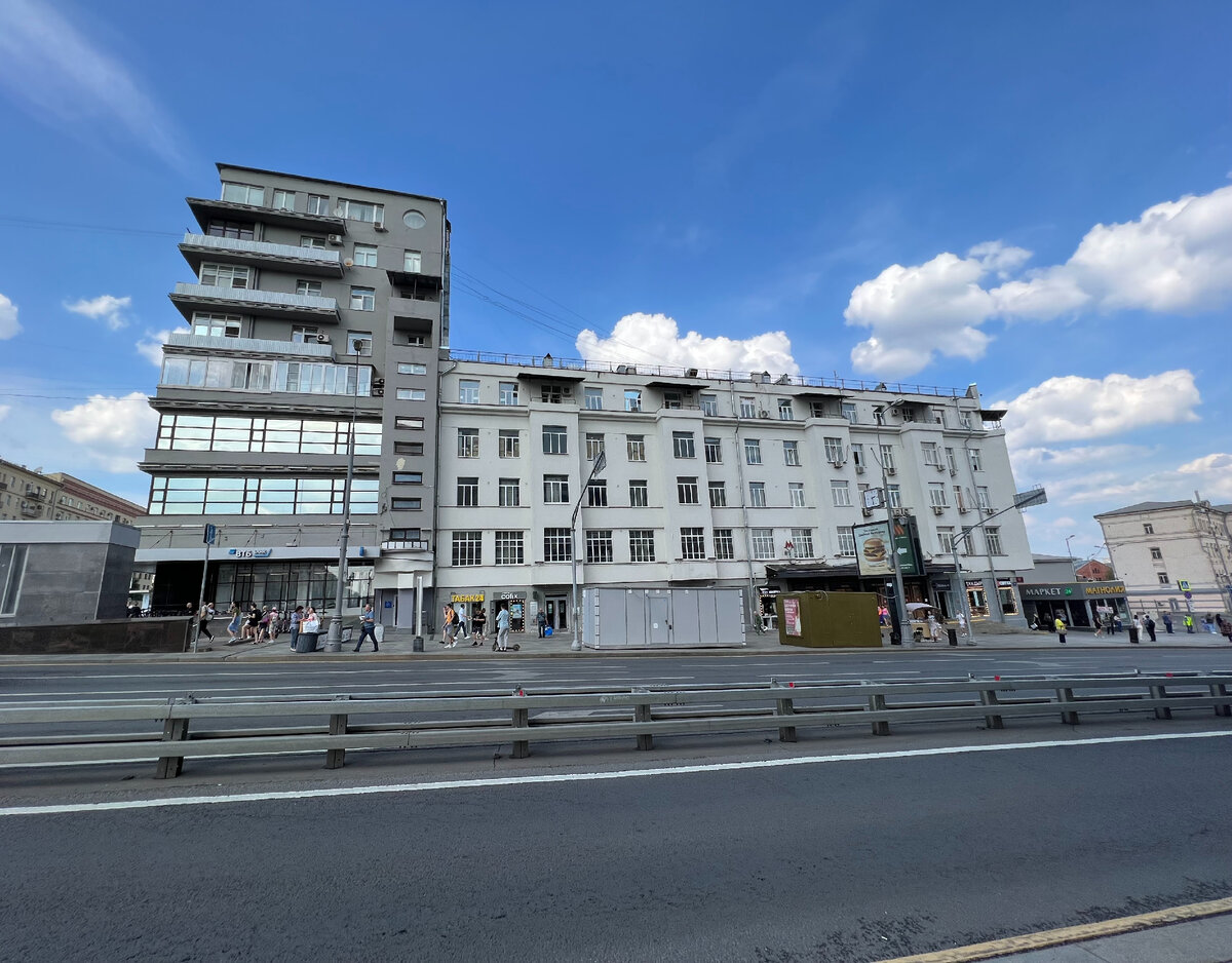 Справа более старый корпус, слева - построенный немного позже. Фото 2022 года, моё.