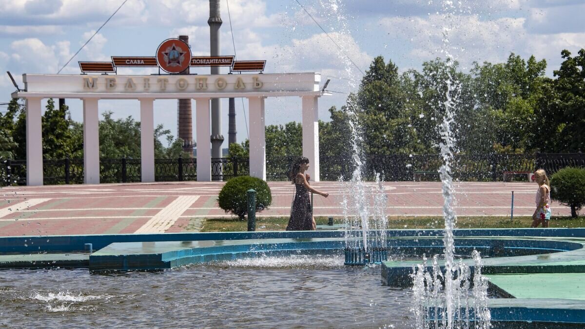    Прохожие на площади Победы в Мелитополе© РИА Новости / Дмитрий Макеев