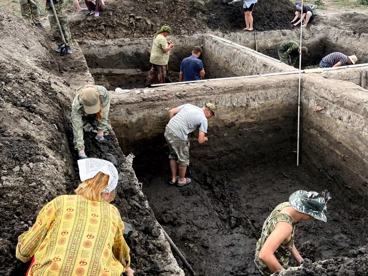 В каком городе нашли самую древнюю русскую. Археологические раскопки. Культурный слой. Археологи на раскопках. Огромная яма.