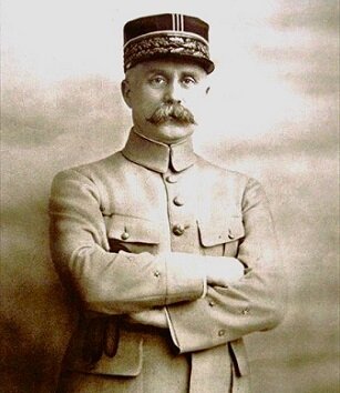 Пожалуй, трудно найти в истории Франции столь противоречивой личности, подобной Петену.-2