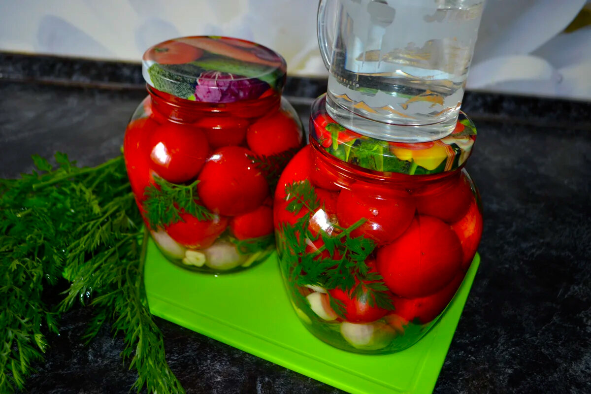 Быстрые маринованные помидоры с чесноком и уксусом дольками. Проверка заготовок.