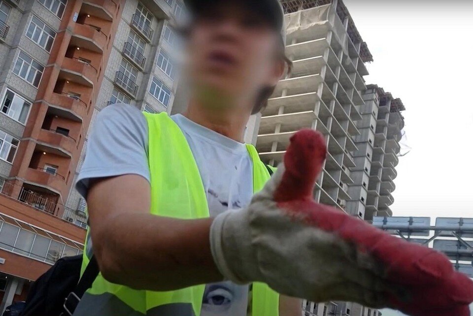    С корнем были вырваны декоративные цветы, предназначенные для благоустройства территории города. Фото: управление МВД по Ростовской области.