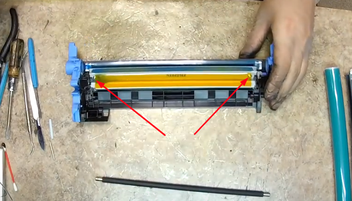 Фото 26. Очищаем ракель при помощи сервисного пылесоса