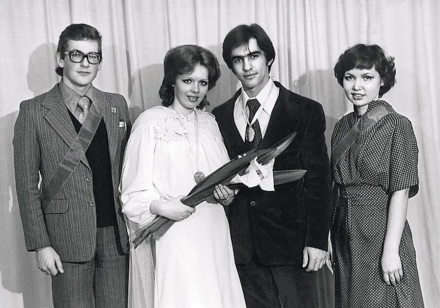 Спустя много лет он назовет первый брак "студенческим, мало осознанным". И вообще, мол, настоящие браки заключаются на небесах, а это было так... наваждением. 