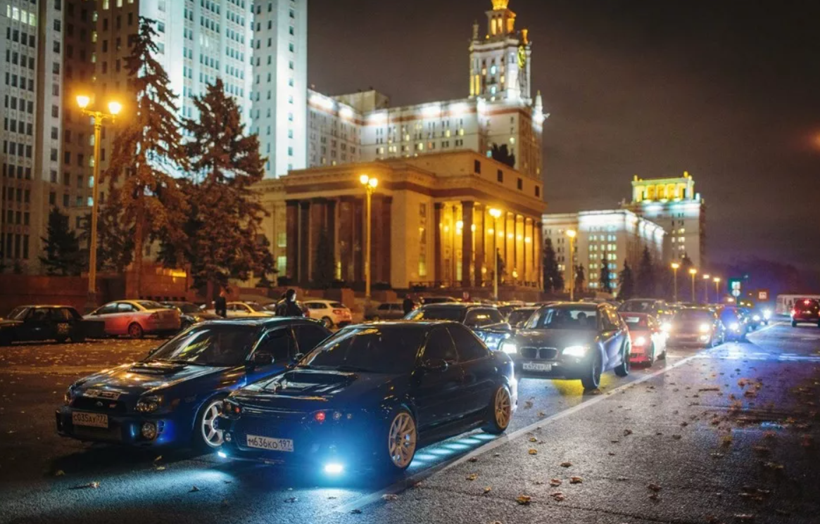Смотра автомобили. Смотра Воробьевы горы. Москва смотра МГУ. БМВ МГУ Воробьевы горы. Стритрейсинг МГУ.