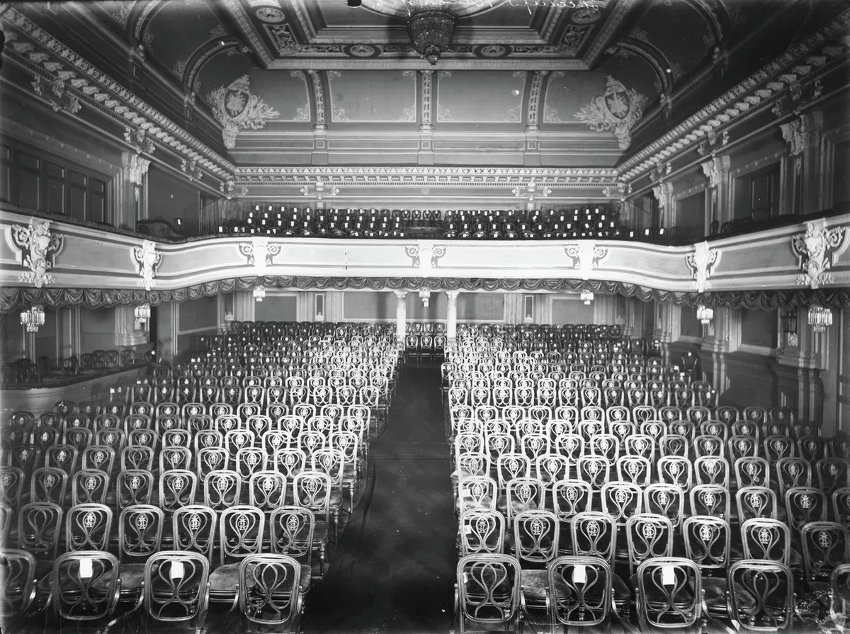 Театр комиссаржевской фото зала основная сцена