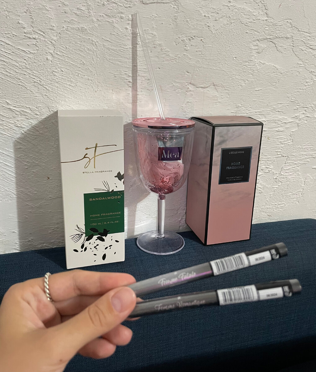 Слева направо - аромадиффузор для брата, «бокал» с бомбочками для ванны для подруги и аромадиффузор для меня ☺️ Плюс две подводки для глаз по 49 рублей 🙀