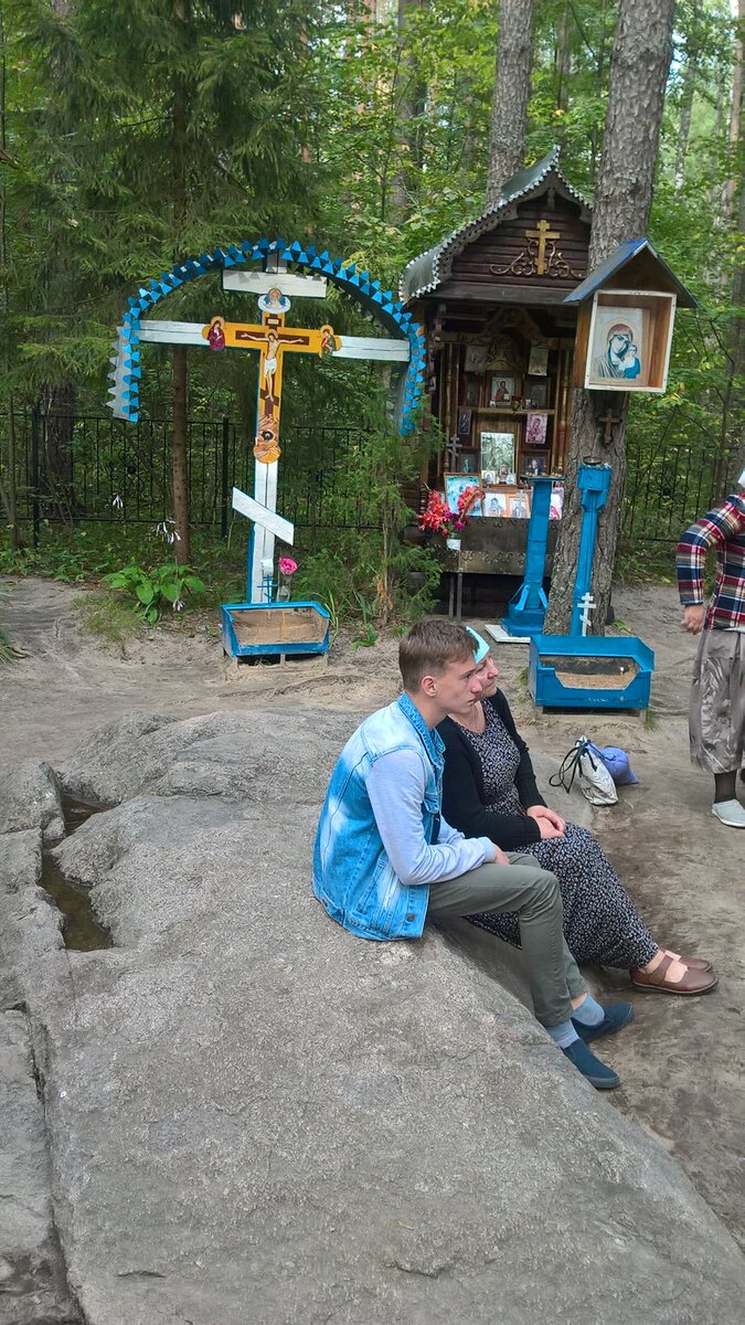 Самый большой Серафимов камень. Согласно поверью, он целебный. Поэтому люди стремятся посидеть на нем или приложить к нему больное место, а то и вовсе ложатся на него всем телом, обняв камень руками (фото личное, но люди на нем случайные)