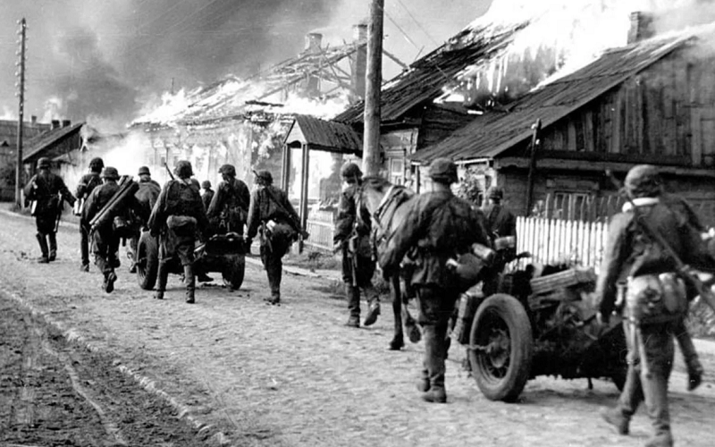 Солдаты деревне. Немецкая атака 1941. Вторжение Германии 1941. В июне 1941 деревня.