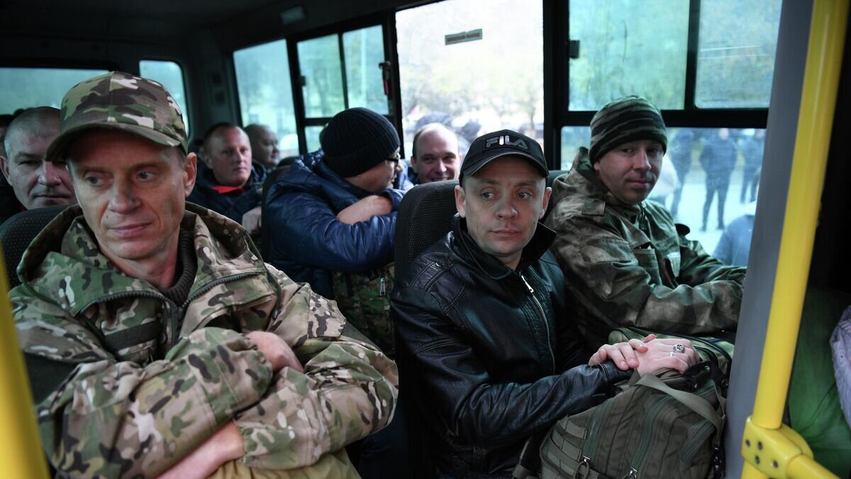    Мужчины, призванные на военную службу в ходе частичной мобилизации, в автобусе у пункта предварительного сбора в Новосибирске© РИА Новости / Александр Кряжев