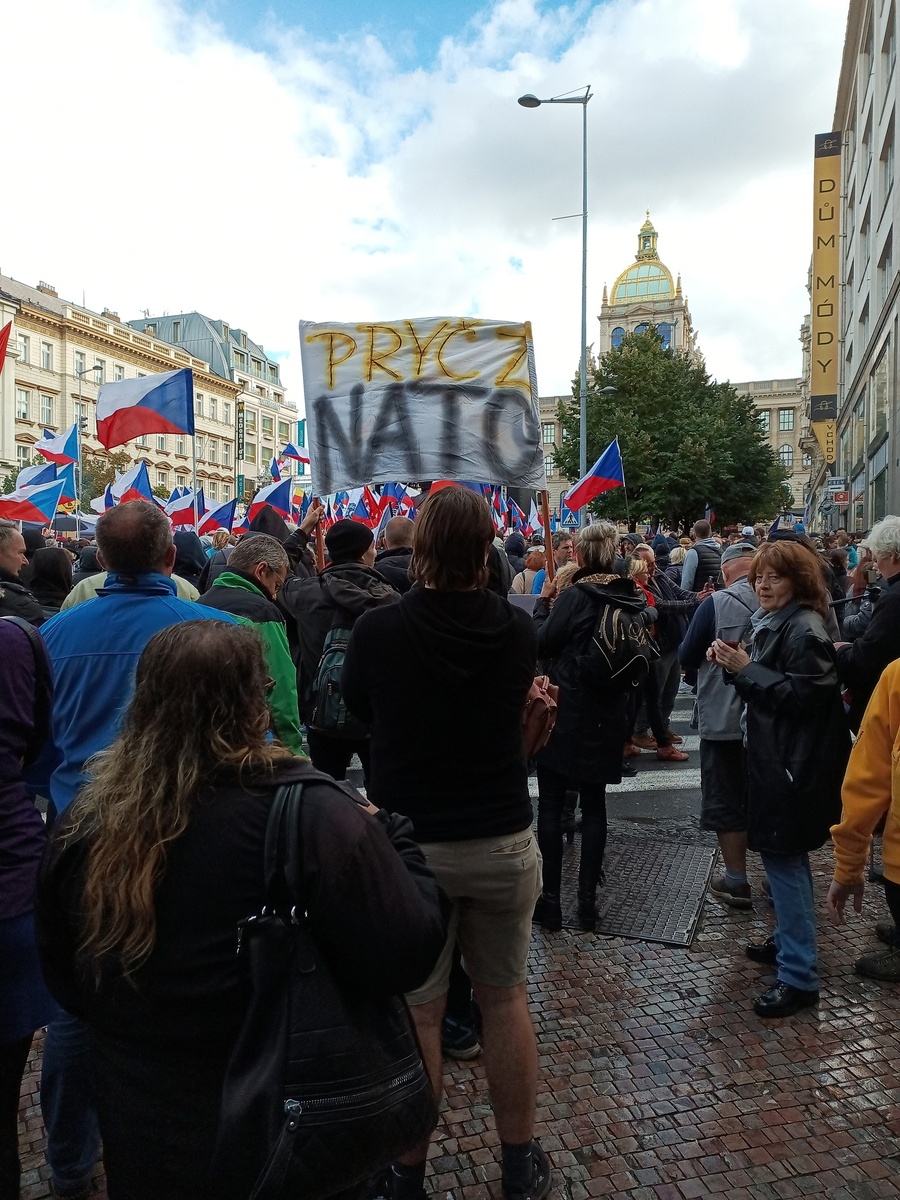 Транспарант "Вон из НАТО". 